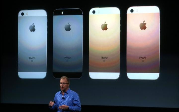 93515738_CUPERTINO_CA_-_MARCH_21__Apple_VP_Greg_Joswiak_announces_the_new_iPhone_SE_during_an_Apple-large_trans++Ezw5OF8VsBey80ir11mphhWq8Htdp1Ec-14Bo0JRdII