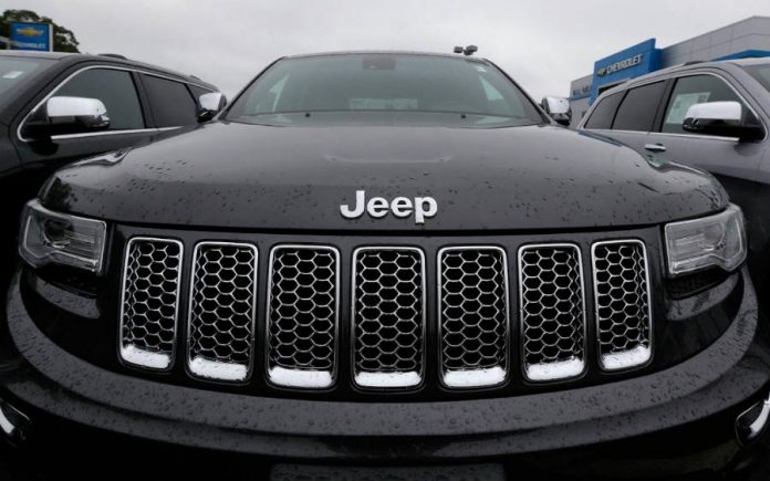 Video Two hackers hijack a Jeep Cherokee with a laptop