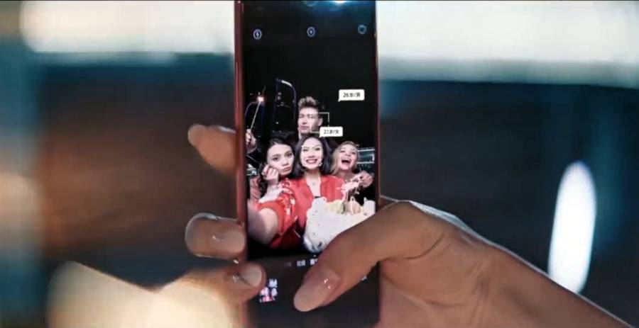 Meitu T8 has an AI that beautifies the selfies.
