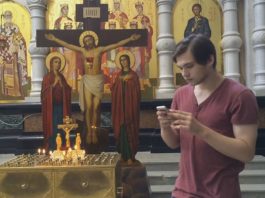 Ruslan Sokolovsky playing Pokemon Go in a Russian church