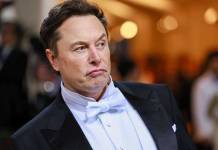 Elon Musk Promises to Manufacture Smartphones If Apple and Google Ban Twitter