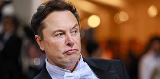 Elon Musk Promises to Manufacture Smartphones If Apple and Google Ban Twitter